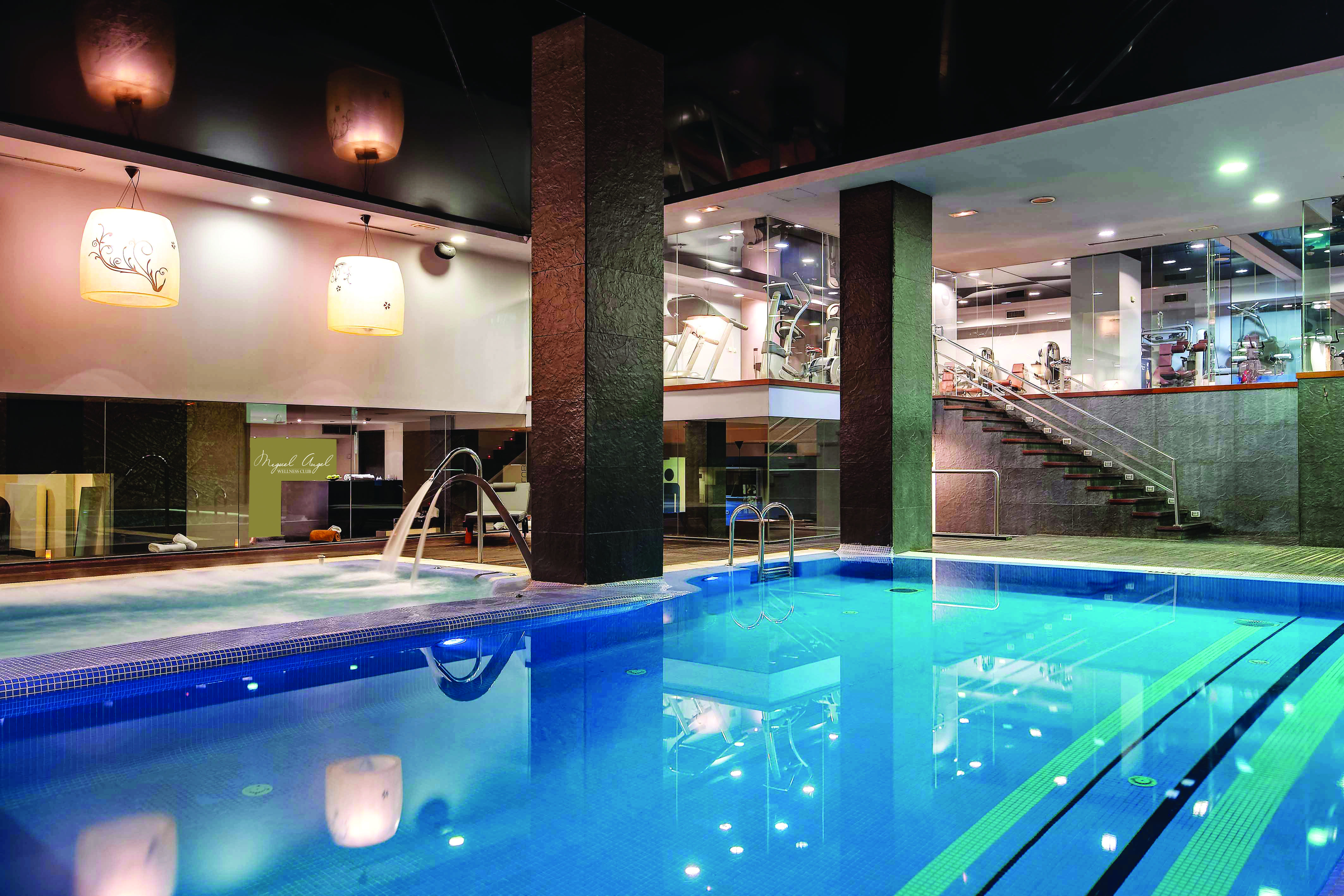 Hotel Miguel Angel Madri Exterior foto The swimming pool at the hotel