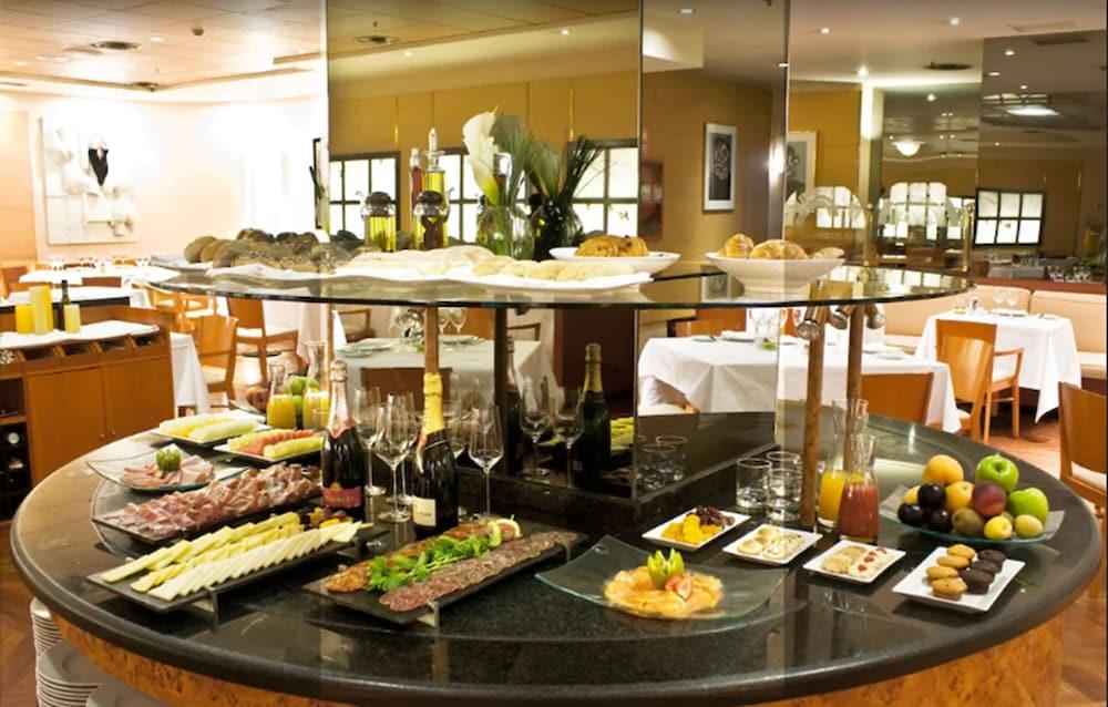 Hotel Miguel Angel Madri Exterior foto A buffet at a hotel