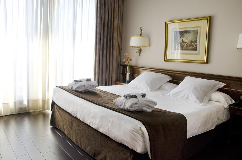 Hotel Miguel Angel Madri Exterior foto A bedroom in a hotel