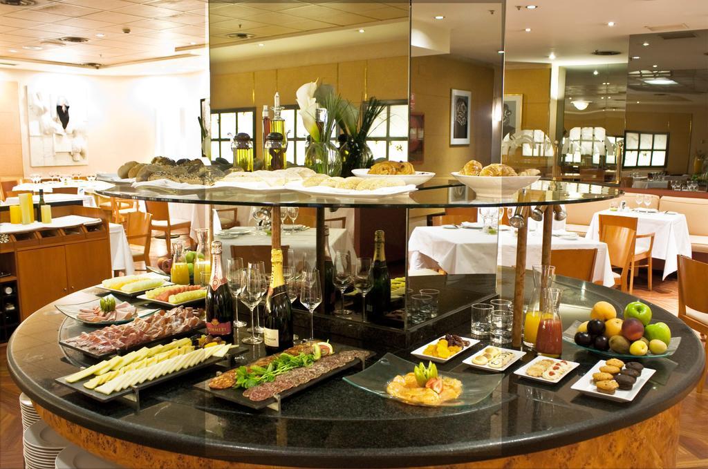 Hotel Miguel Angel Madri Exterior foto A buffet at a hotel