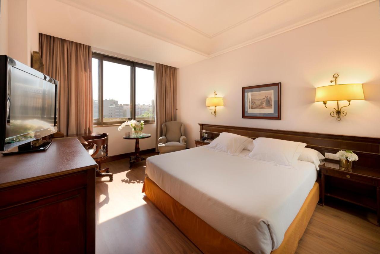 Hotel Miguel Angel Madri Exterior foto A room at the hotel
