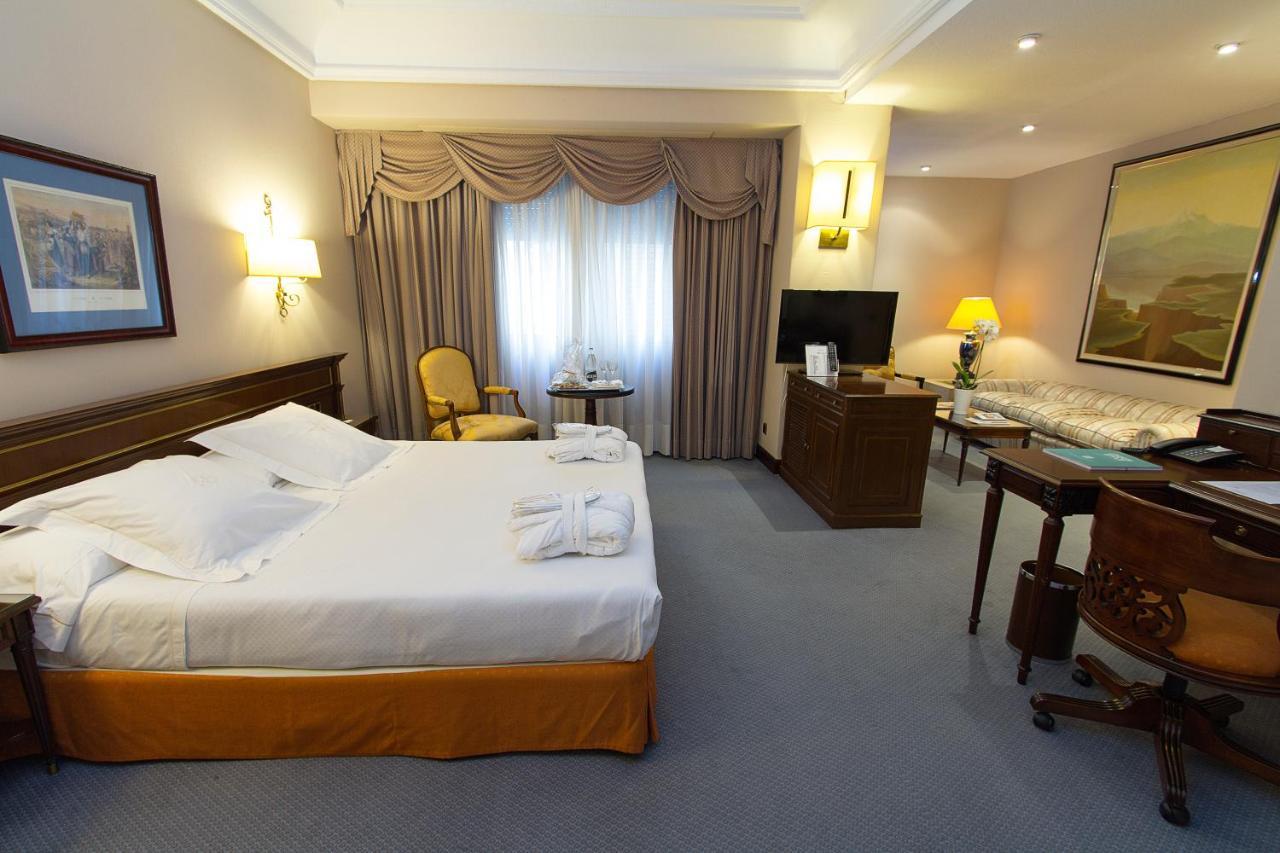 Hotel Miguel Angel Madri Exterior foto A room at the hotel