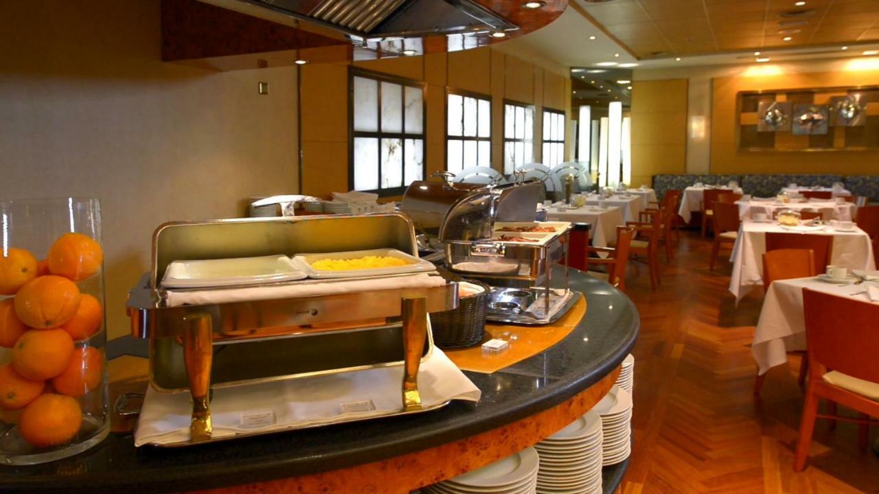 Hotel Miguel Angel Madri Exterior foto A buffet at a restaurant