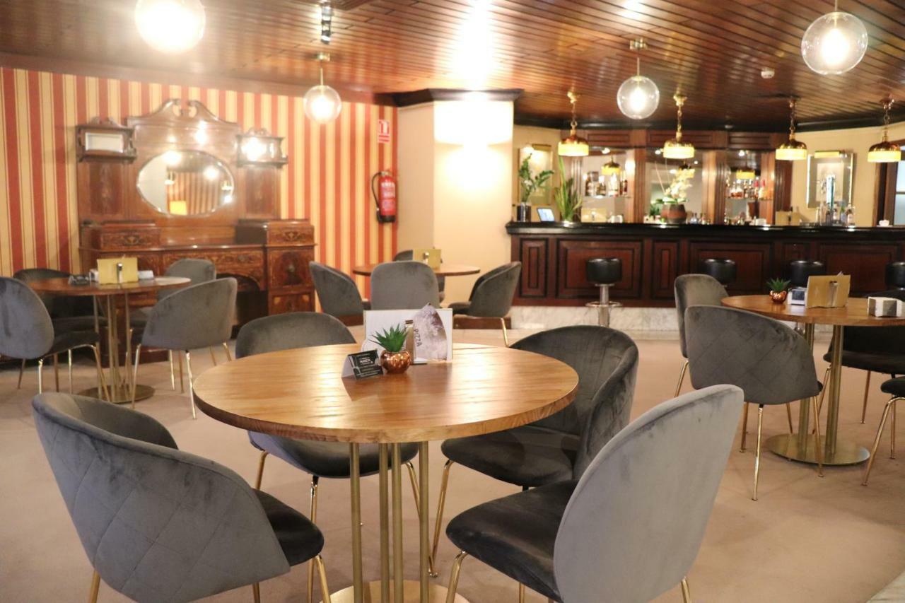 Hotel Miguel Angel Madri Exterior foto The lounge at the airport