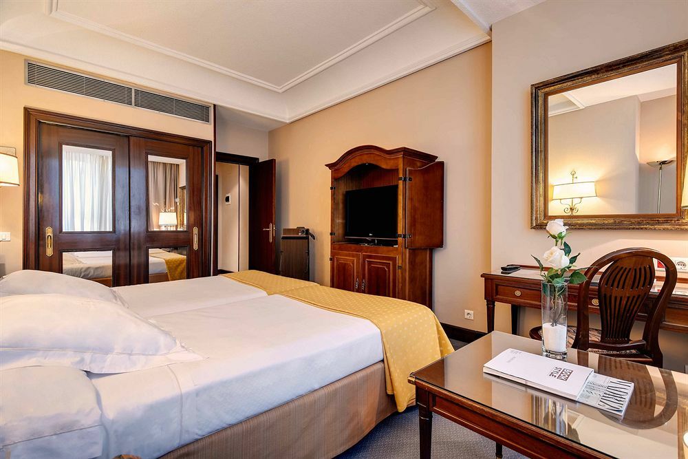 Hotel Miguel Angel Madri Exterior foto A room at the hotel