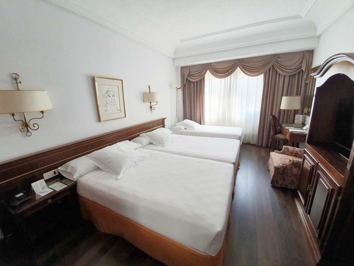 Hotel Miguel Angel Madri Exterior foto A room at the hotel