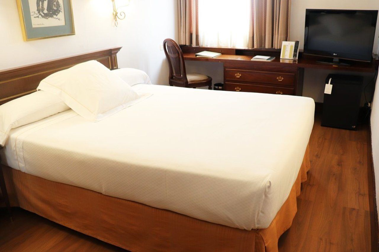 Hotel Miguel Angel Madri Exterior foto A hotel room