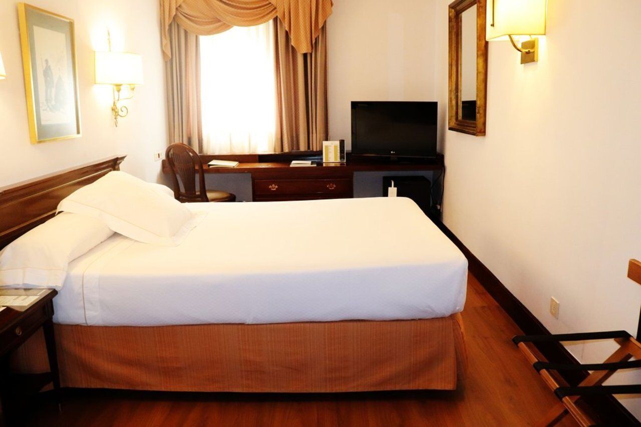 Hotel Miguel Angel Madri Exterior foto A room at the hotel